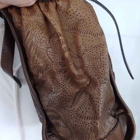 BURBERRY AVONDALE LEATHER HOBO BAG - Picture 6 of 16